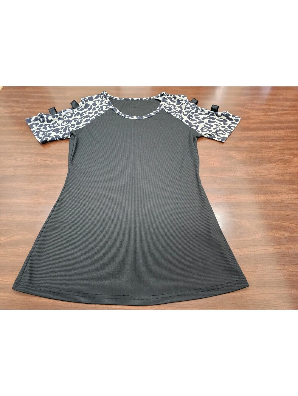 Women's Ribbed Polyester Knit Top with Leopard Print Trim and Cutout Hem Size L